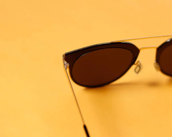 Solglasögon Isolerade Gul Bakgrund Glasögonen Ser Attraktiva Den Nyans Gjorda — Stockfoto