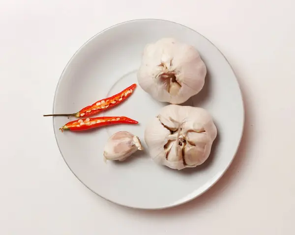 Kitchen Spices Red Chili Garlic Placed Beautiful White Plate Arranged — Photo