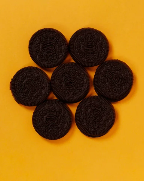 Schokolade Sahnetorte Isoliert Auf Gelb Großaufnahme Foto Von Cookies Auf — Stockfoto