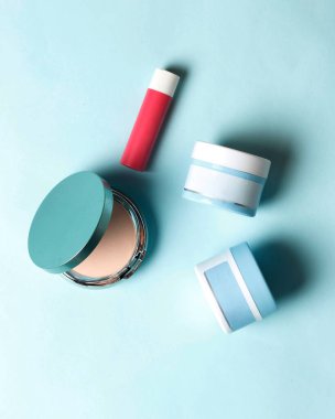 Makyaj aletleri yüzünü daha güzel ve çekici göstermek için. Başlangıçta makyaj kadınlar ile aynıydı. Zamanla, makyaj tüm cinsiyetler için çok popüler oldu. Odak bulanıklığı.