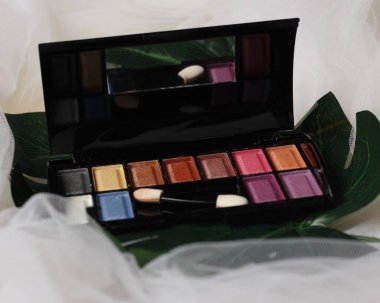 Makyaj aletleri yüzünü daha güzel ve çekici göstermek için. Başlangıçta makyaj kadınlar ile aynıydı. Zamanla, makyaj tüm cinsiyetler için çok popüler oldu. Odak bulanıklığı.