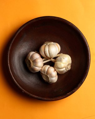 Sarımsak lezzetli ve lezzetli yiyecekler eklemek için baharat olarak kullanılır. Sarımsak aynı zamanda birçok hastalığı bastıran, yüksek kan basıncını düşüren ve kolesterol seviyesini düşüren bir bitkisel ilaç olarak da kullanışlıdır.