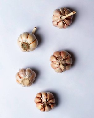 Sarımsak lezzetli ve lezzetli yiyecekler eklemek için baharat olarak kullanılır. Sarımsak aynı zamanda birçok hastalığı bastıran, yüksek kan basıncını düşüren ve kolesterol seviyesini düşüren bir bitkisel ilaç olarak da kullanışlıdır.