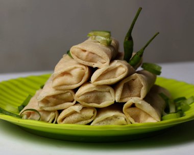 Lumpia tipik bir Semarang keki. Yumurtalı kek kızarmış değil, bu yüzden dokusu yumuşak. Bulanık odak. Yumurta ruloları, yumurta doldurmak için bir paket olarak ince bir buğday unundan oluşur..