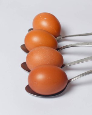 Yumurtalar parlak bir arka planda izole edilmiş. Ön fotoğraf. Yumurta duvar kağıtları. Tasarım, görsel sanatlar, minimalizm. Yumurta kalıpları. Organik tavuk yumurtası konsepti. Sağlıklı organik gıda ve diyet konsepti. Odak bulanıklığı.