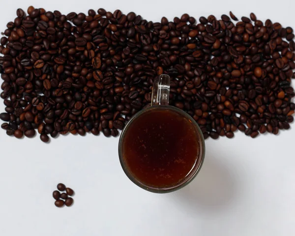Konzepttapete Für Coffeeshop Verstreute Kaffeebohnen Kombiniert Mit Einem Schlichten Hintergrund — Stockfoto