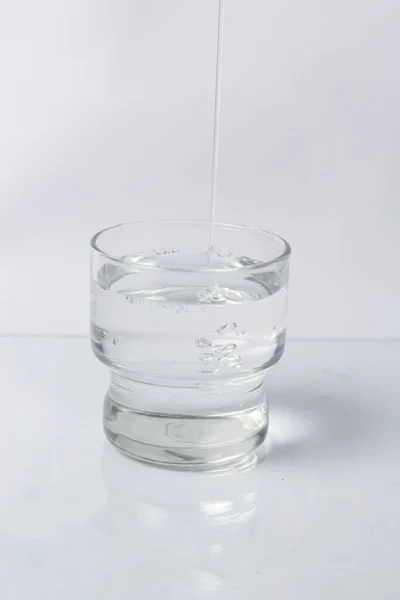 Water Een Glas Geïsoleerd Een Effen Witte Achtergrond Water Bron — Stockfoto