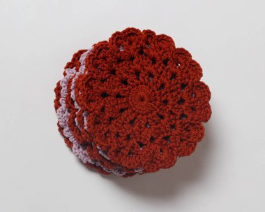 Cam taban için örülmüş masa örtüsü elle yapılan yün ipliğinden yapılmıştır. El yapımı yuvarlak masa örtüsü. Yüksek örgü yetenekleri olan eşsiz bir tasarım. Yukarıdan bak. Masa örtüsü modeli. Odak bulanıklığı.