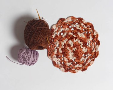 Cam taban için örülmüş masa örtüsü elle yapılan yün ipliğinden yapılmıştır. El yapımı yuvarlak masa örtüsü. Yüksek örgü yetenekleri olan eşsiz bir tasarım. Yukarıdan bak. Masa örtüsü modeli. Odak bulanıklığı.