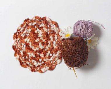 Cam taban için örülmüş masa örtüsü elle yapılan yün ipliğinden yapılmıştır. El yapımı yuvarlak masa örtüsü. Yüksek örgü yetenekleri olan eşsiz bir tasarım. Yukarıdan bak. Masa örtüsü modeli. Odak bulanıklığı.