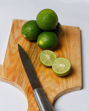 Beyaz arka planda taze limonlar var. Limon genellikle yiyeceğe tat katmak için kullanılır. Ekşi bir tadı var. Limonlar vücuttaki hücrelere zarar gelmesini önlemek için en iyi antioksidan kaynaklarından biridir..