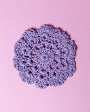 Cam taban için örülmüş masa örtüsü elle yapılan yün ipliğinden yapılmıştır. İzole edilmiş mor arka plan. Örülmüş masa örtüsü. Yüksek örgü yetenekleri olan eşsiz bir tasarım. Odak bulanıklığı. Masa örtüsü Model.