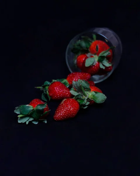 Fraises Fraîches Isolées Sur Fond Sombre Son Goût Délicieux Les — Photo