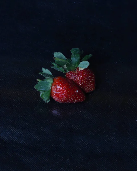 Frische Erdbeeren Isoliert Auf Dunklem Hintergrund Neben Ihrem Köstlichen Geschmack — Stockfoto