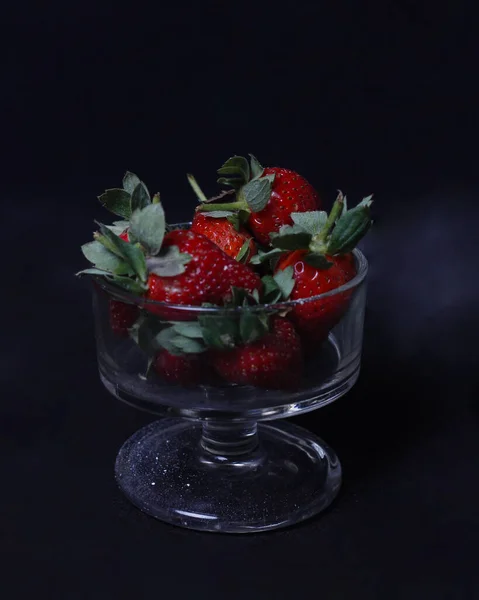 Fraises Fraîches Isolées Sur Fond Sombre Son Goût Délicieux Les — Photo