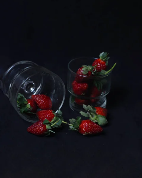 Fraises Fraîches Isolées Sur Fond Sombre Son Goût Délicieux Les — Photo