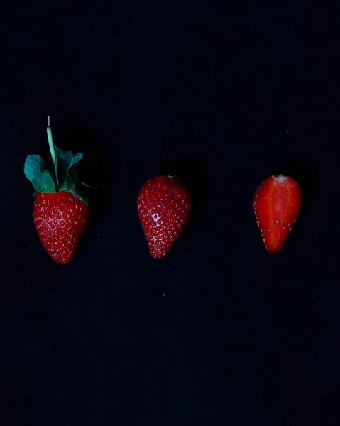 Frische Erdbeeren Isoliert Auf Dunklem Hintergrund Neben Ihrem Köstlichen Geschmack — Stockfoto