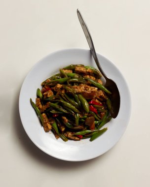 Kızarmış nohut ve tempeh, beyaz bir tabakta baharatla karıştırılmış. Bu yiyecekler öğle yemeği menüsü olarak kullanılabilir. Kızarmış nohut maketi.