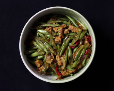 Kızarmış nohut ve tempeh karışımı baharatlar bir kasede. Bu yiyecekler öğle yemeği menüsü olarak kullanılabilir. Kızarmış nohut maketi.