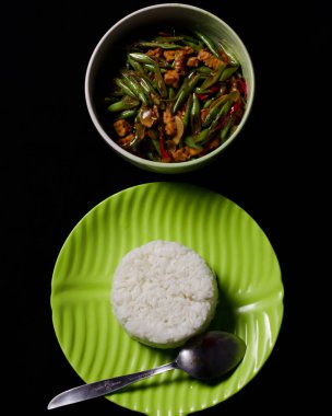 Kızarmış nohut ve tempeh yeşil bir tabakta baharatla karıştırılmış. Bu yiyecekler öğle yemeği menüsü olarak kullanılabilir. Kızarmış nohut maketi.