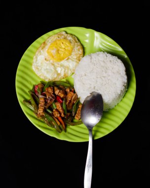 Kızarmış nohut ve tempeh yeşil bir tabakta baharatla karıştırılmış. Bu yiyecekler öğle yemeği menüsü olarak kullanılabilir. Kızarmış nohut maketi.