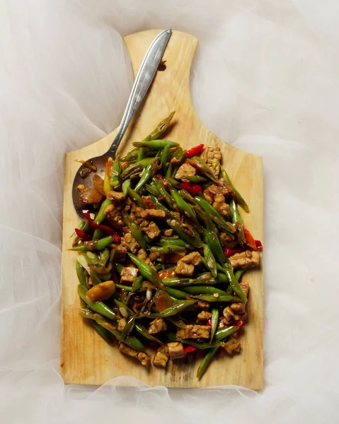 Kızarmış nohut ve tempeh ile ahşap kesme tahtasındaki baharatları karıştırın. Bu yiyecekler öğle yemeği menüsü olarak kullanılabilir. Kızarmış nohut maketi.