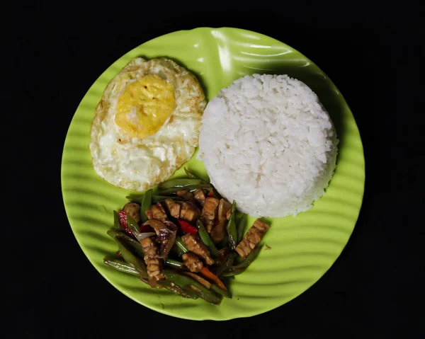 Gebratene Kichererbsen Und Tempeh Mit Gewürzen Auf Einem Grünen Teller — Stockfoto