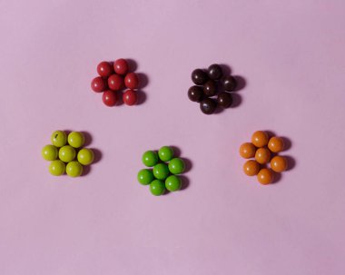 Çeşitli renklerde ve tatlarda yuvarlak şekerler. Çikolata dolgulu şeker. Boş zamanlarınızda size eşlik etmeye uygun. Çocuklar ve gençler arasında çok popüler. Yuvarlak şeker modeli..