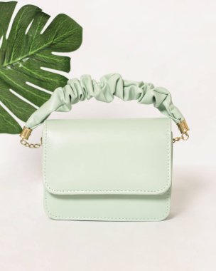 Pastel yeşil kadın çantası zarif bir izlenim yaratıyor. Resmi etkinliklere katılmak ya da aile ve arkadaşlarla takılmak için çok uygun. Basit bir tasarımı olan bir çanta. Çanta modeli..
