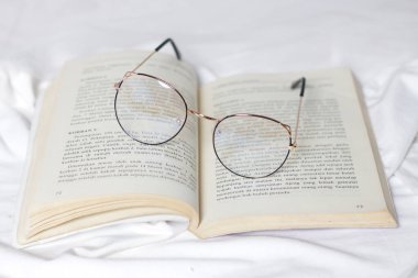 Gözlükler çok zarif ve basit bir şekilde çekici görünüyor. Modaya uygun, şık. Gözlükler, gözleri doğrudan ışıktan korumak ya da bulanık görüşü berraklaştırmak için kullanılır. Gözlük modeli..