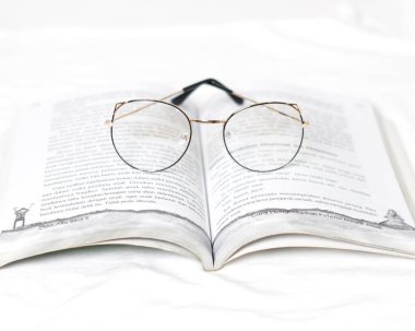 Gözlükler çok zarif ve basit bir şekilde çekici görünüyor. Modaya uygun, şık. Gözlükler, gözleri doğrudan ışıktan korumak ya da bulanık görüşü berraklaştırmak için kullanılır. Gözlük modeli..