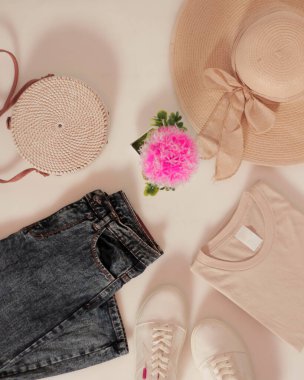 Basit dizaynlı kotlar sıradan bir izlenim verir. Bu pantolonun katı kumaş özellikleri var bu yüzden çok fazla hareket gerektiren aktivitelerde kullanıldıklarında uygun değiller. Reklamınız için boş yer var. Odak bulanıklığı.