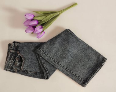 Basit dizaynlı kotlar sıradan bir izlenim verir. Bu pantolonun katı kumaş özellikleri var bu yüzden çok fazla hareket gerektiren aktivitelerde kullanıldıklarında uygun değiller. Reklamınız için boş yer var. Odak bulanıklığı.