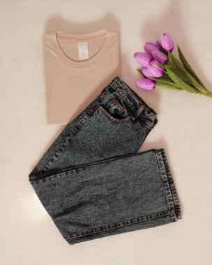 Basit dizaynlı kotlar sıradan bir izlenim verir. Bu pantolonun katı kumaş özellikleri var bu yüzden çok fazla hareket gerektiren aktivitelerde kullanıldıklarında uygun değiller. Reklamınız için boş yer var. Odak bulanıklığı.