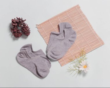 Erkekler ve kadınlar için sade gri çoraplar. Çoraplar genellikle ayakları ayakkabı ya da sandaletle doğrudan sürtünmeden korumak ve aynı zamanda ayakları sıcak tutmak için kullanılır. Çorap modeli. Odak bulanıklığı.