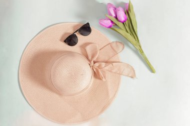 Zarif görünen plaj şapkasının yumuşak bir rengi var. Doğrudan güneş ışığını engellemek için bir şapka. Sayngat piknik yaparken ya da sahilde tatil yaparken kullanmak için uygundur. Kadın plaj şapkası. Şapka modeli..