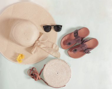 Rattan yapılmış yuvarlak çanta çevre dostu. Basit ve zarif motifli Rattan çantası günlük kullanım için mükemmeldir. Kadın askısı çantası. Reklamlar için boş yer. Çanta modeli. Odak bulanıklığı.