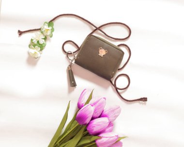 Zarif motifli cüzdan kutusu. Para ve kartları depolamak için cüzdan. Basit ve pratik bir tasarım. Kadın cüzdanı. Cüzdan modeli. Bulanık odak. Reklamınız için boş yer.