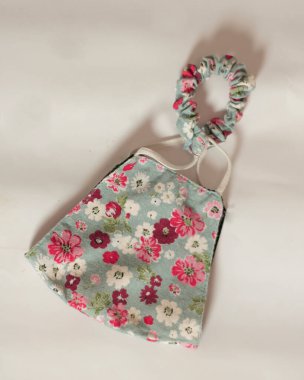 Dışarıdaki havanın burun organları tarafından solunmasını engelleyen bir tıbbi maske. Havayı süzmenin yanı sıra, tıbbi maskeler de mevcut salgında önemli bir rol oynamaktadır..