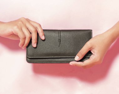 Zarif motifli dikdörtgen çanta. Para ve kartları depolamak için cüzdan. Basit ve pratik bir tasarım. Kadın cüzdanı. Cüzdan modeli. Odak bulanıklığı. Reklamınız için boş yer.