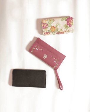 Zarif motifli dikdörtgen çanta. Para ve kartları depolamak için cüzdan. Basit ve pratik bir tasarım. Kadın cüzdanı. Cüzdan modeli. Odak bulanıklığı. Reklamınız için boş yer.