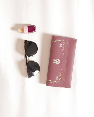 Zarif motifli dikdörtgen çanta. Para ve kartları depolamak için cüzdan. Basit ve pratik bir tasarım. Kadın cüzdanı. Cüzdan modeli. Odak bulanıklığı. Reklamınız için boş yer.