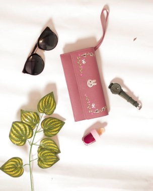 Zarif motifli dikdörtgen çanta. Para ve kartları depolamak için cüzdan. Basit ve pratik bir tasarım. Kadın cüzdanı. Cüzdan modeli. Odak bulanıklığı. Reklamınız için boş yer.