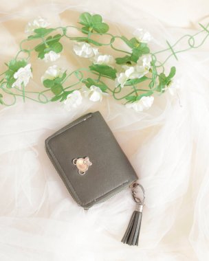 Zarif motifli cüzdan kutusu. Para ve kartları depolamak için cüzdan. Basit ve pratik bir tasarım. Kadın cüzdanı. Cüzdan modeli. Bulanık odak. Reklamınız için boş yer.