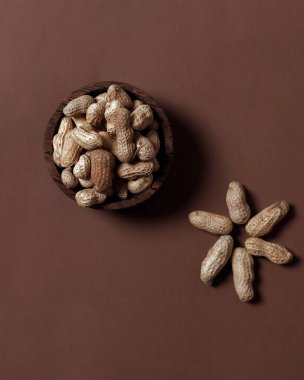 Çiğ fıstık. Yer fıstığı toprakta büyür ve yapraklar toprağın yüzeyinde görünür. Bu fasulye türü toprakta yetişir ve baklagil grubuna aittir. Fıstık modeli. Odak bulanıklığı.