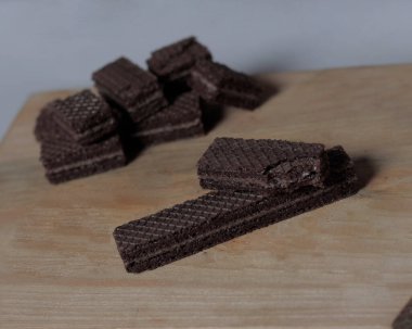 Çikolatalı bisküvi gofretleri lezzetli çikolatalı kremayla dolu. Gofretler genellikle tatlı, ince, düz ve kurudur. Kuru ve gevrek gofretler yemek için hazır. Çikolatalı gofret modeli. Odak bulanıklığı.