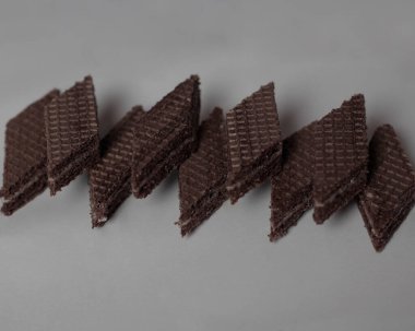 Çikolatalı bisküvi gofretleri lezzetli çikolatalı kremayla dolu. Gofretler genellikle tatlı, ince, düz ve kurudur. Kuru ve gevrek gofretler yemek için hazır. Çikolatalı gofret modeli. Odak bulanıklığı.