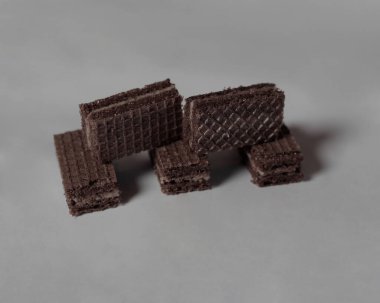 Çikolatalı bisküvi gofretleri lezzetli çikolatalı kremayla dolu. Gofretler genellikle tatlı, ince, düz ve kurudur. Kuru ve gevrek gofretler yemek için hazır. Çikolatalı gofret modeli. Odak bulanıklığı.