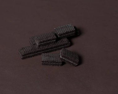 Çikolatalı bisküvi gofretleri lezzetli çikolatalı kremayla dolu. Gofretler genellikle tatlı, ince, düz ve kurudur. Kuru ve gevrek gofretler yemek için hazır. Çikolatalı gofret modeli. Odak bulanıklığı.