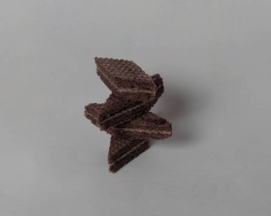 Çikolatalı bisküvi gofretleri lezzetli çikolatalı kremayla dolu. Gofretler genellikle tatlı, ince, düz ve kurudur. Kuru ve gevrek gofretler yemek için hazır. Çikolatalı gofret modeli. Odak bulanıklığı.